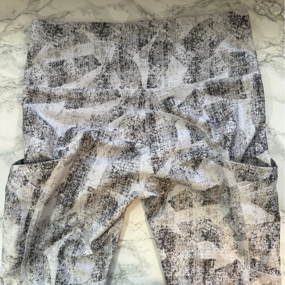 🛍️ Joe Fresh Abstract Patterned Pants - Picture 5 of 6